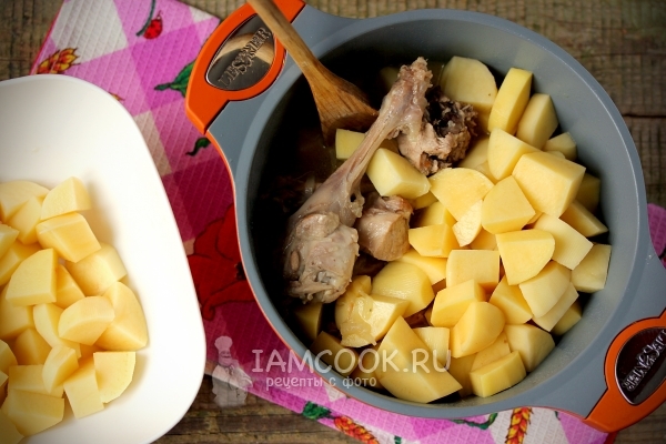 Соединить овощи и мясо