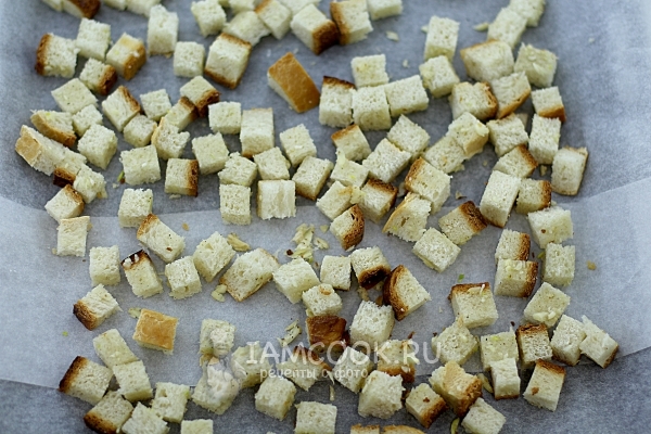 Переложить хлеб на противень