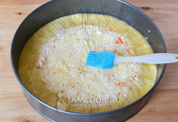 Смазать пирог желтком