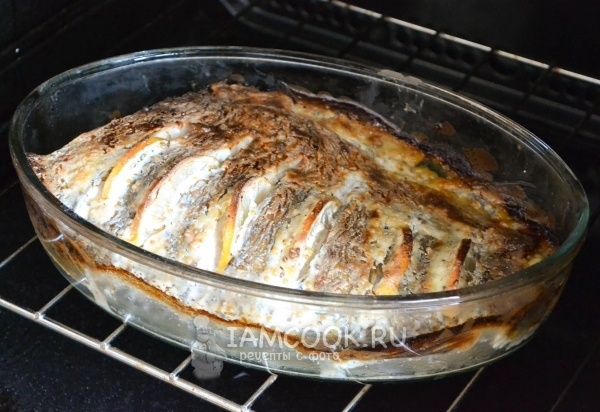 Готовый лещ, запеченный в духовке