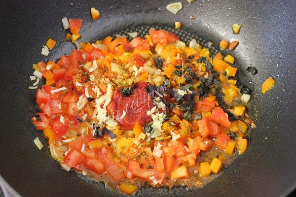 Измельчённые овощи в сковороде