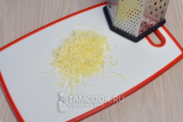 Натереть на терке сыр