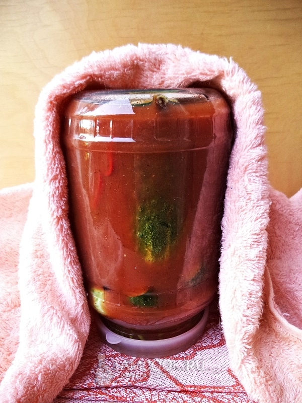 Банку закрыть крышкой и перевернуть