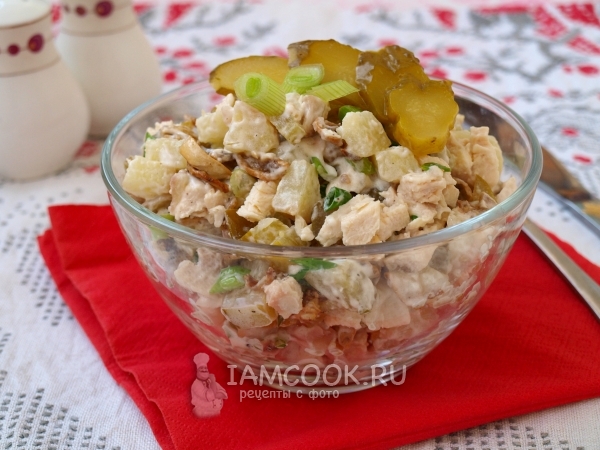 Фото салата с курицей, шампиньонами и огурцами