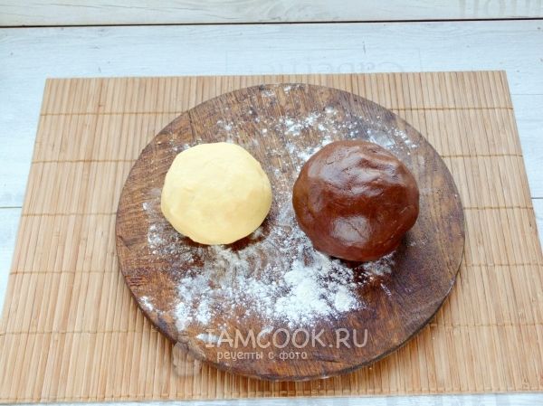 Замесить светлое и темное тесто