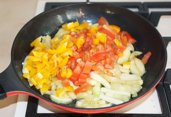 кабачки с овощами на сковороде