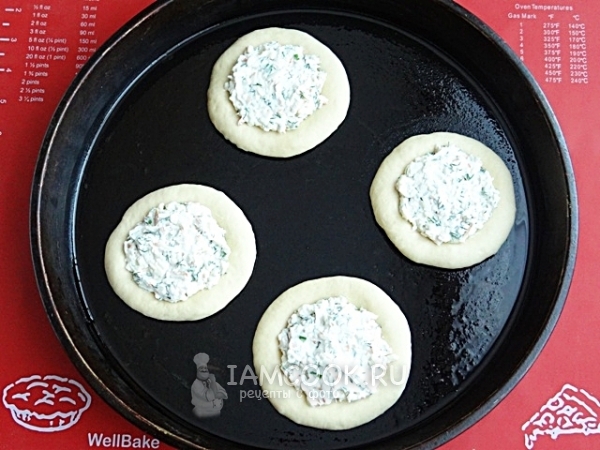 Положить на лепешку начинку