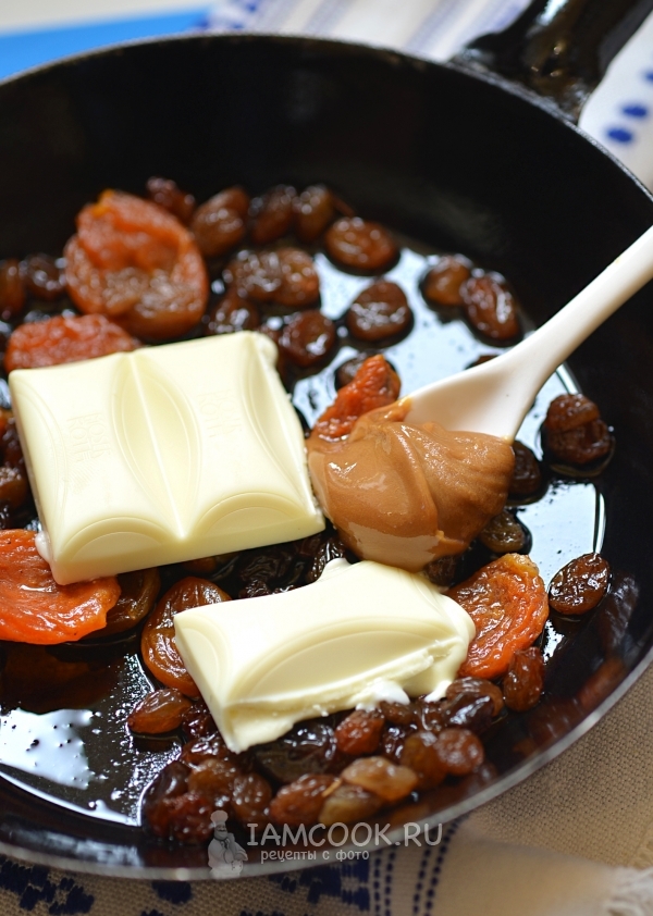 Положить мёд и шоколад