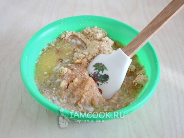 Соединить печенье и масло