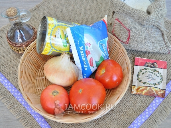 Ингредиенты для луковой пиццы с кукурузой и моцареллой