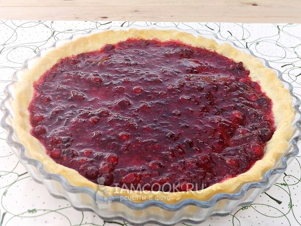 Вылить ягоды на корж