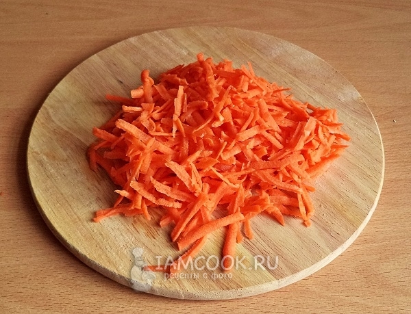 Натереть на терке морковь