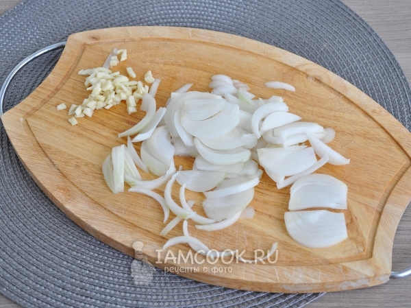 Порезать лук и чеснок