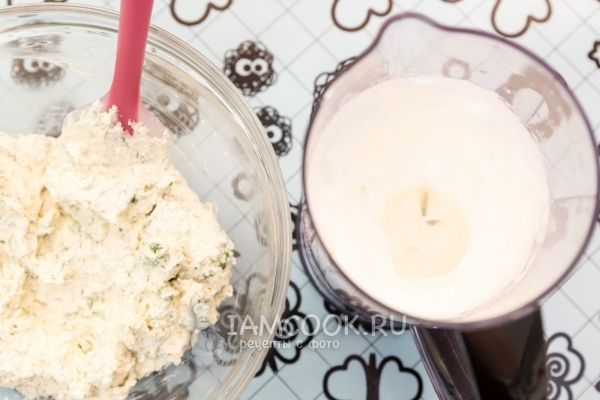 Взбить белки и подготовить творожную массу
