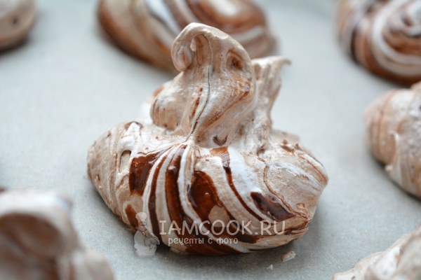 Выложить безе на противень