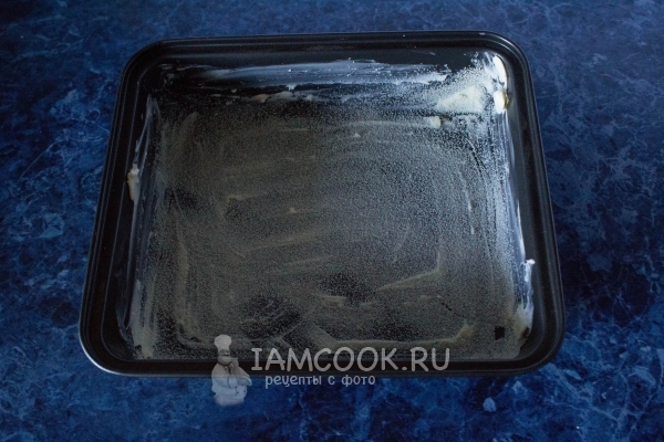 Смазать форму маслом и присыпать манкой