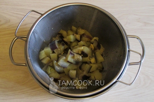 Слить с баклажан воду