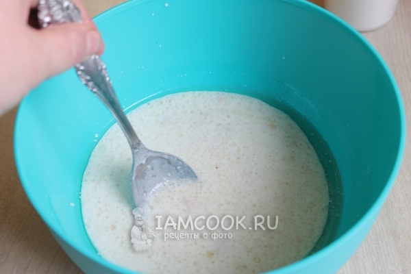 Соединить дрожжи, кефир и масло