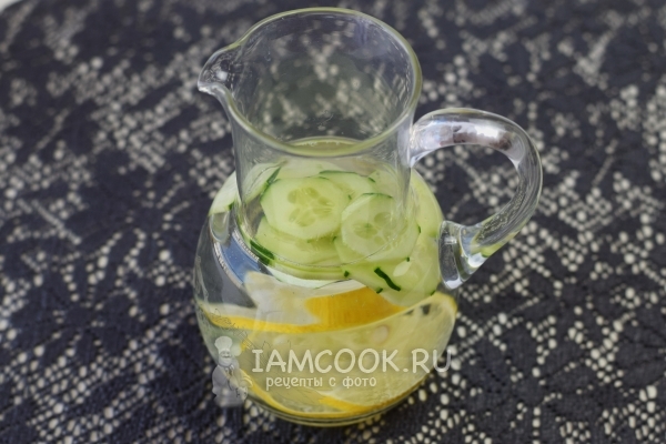 Положить лимон в воду