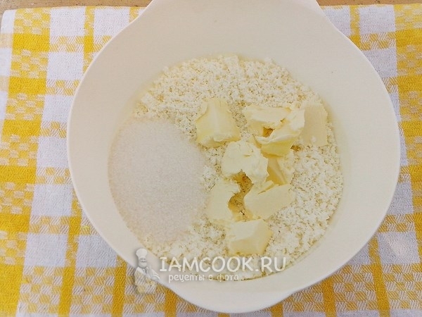 Смешать сахар, масло и творог