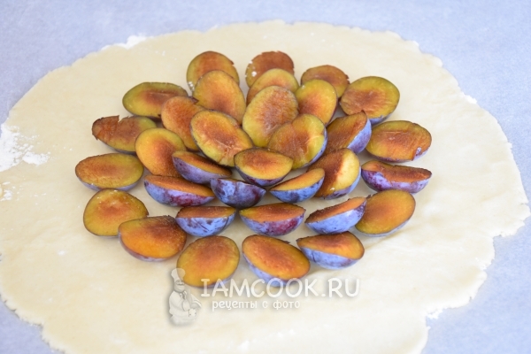 Уложить сливы на тесто