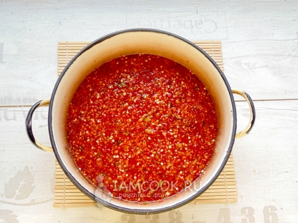 Влить воду и соусы