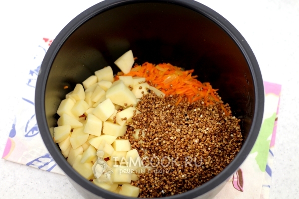 Положить гречку и картофель