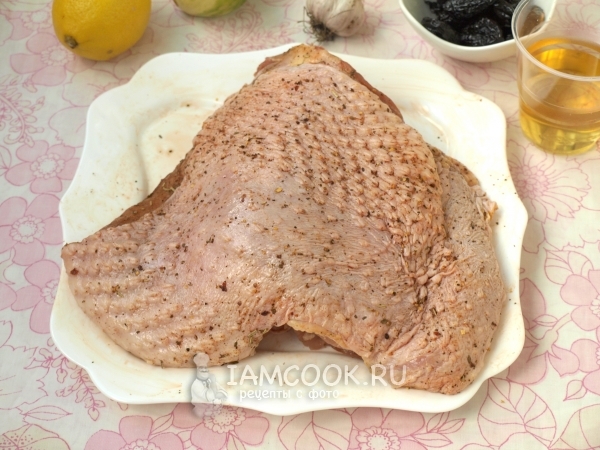 Натереть индюшиное бедро специями