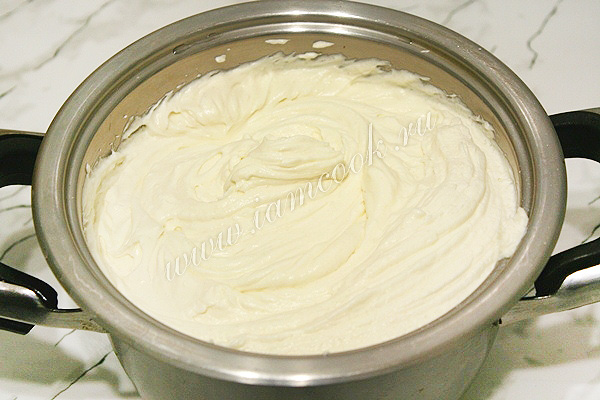 Взбили сметану с сахаром