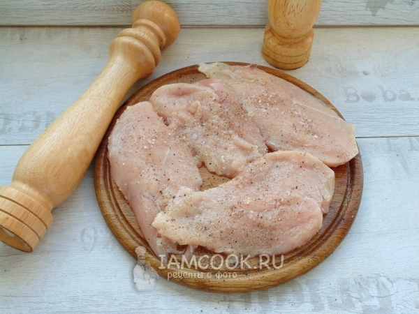 Посолить и поперчить куриную грудку