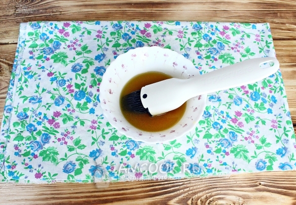 Соединить масло, мед и ром