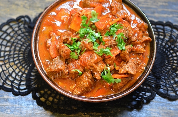 Говядина с морковью в томатном соусе