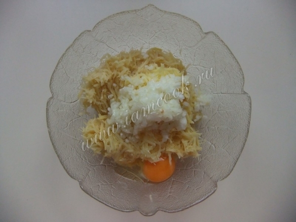 Добавить лук и яйцо