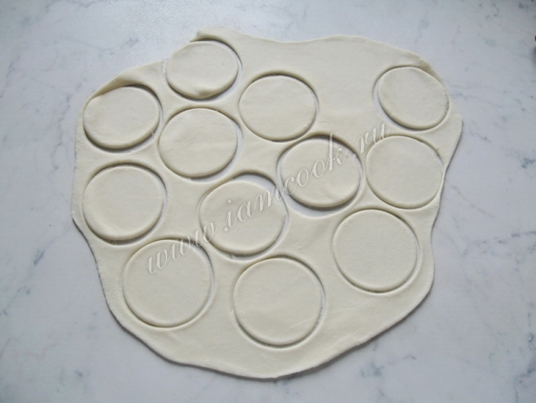 Вырезаем кружки из теста