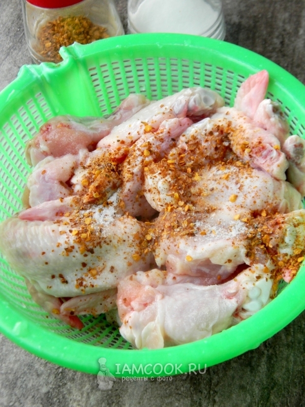 Насыпать соль и специи