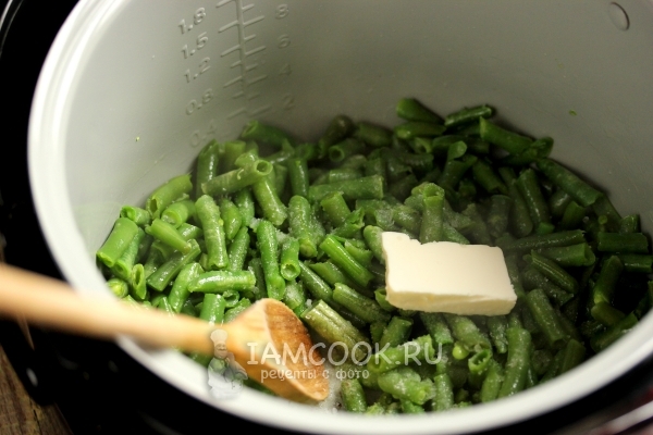 Положить масло и пожарить фасоль