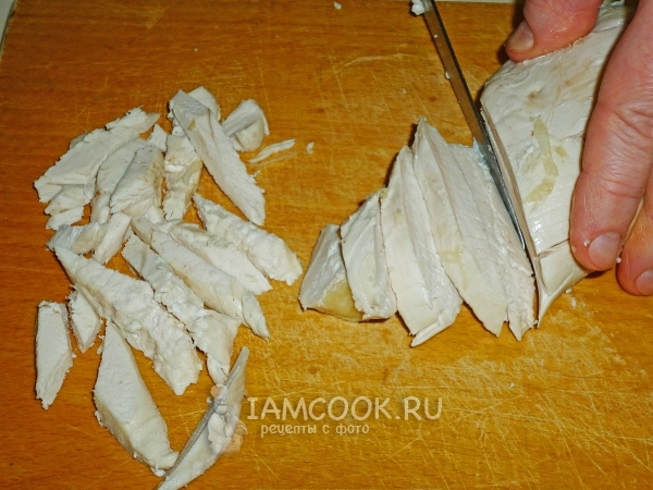 Нарезать куриное филе