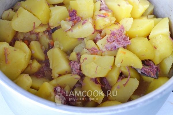 Готовая картошка с тушенкой в мультиварке