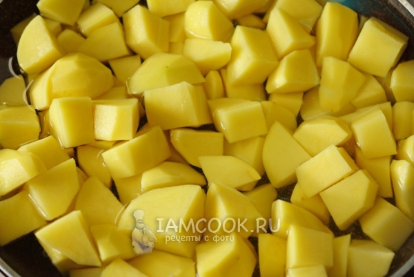 Положить картофель в воду