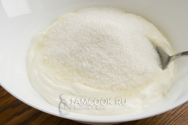 Смешать сметану с сахаром
