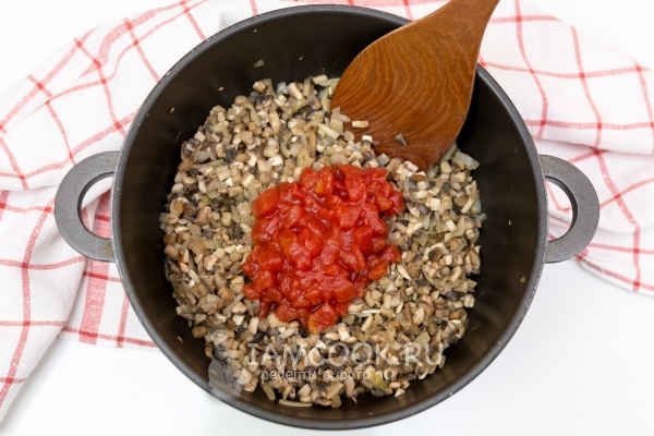 Добавить томатную пасту