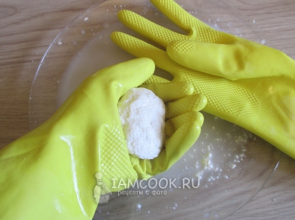 Помять сыр в руках