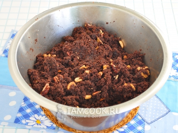 Влить шоколадную смесь в бисквитную крошку