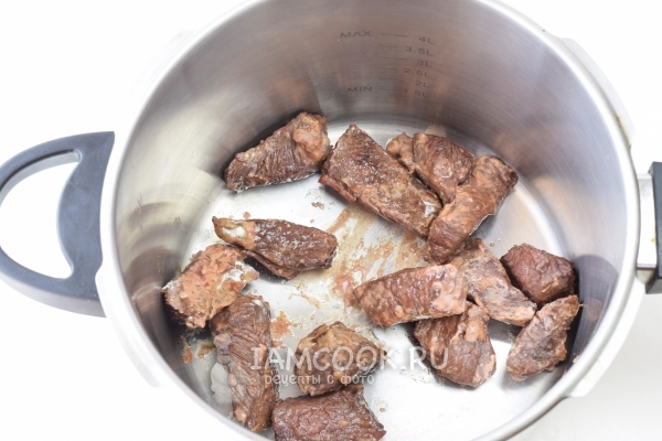 Положить мясо в скороварку