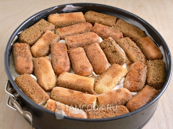 Выложить все слои печенья и крема