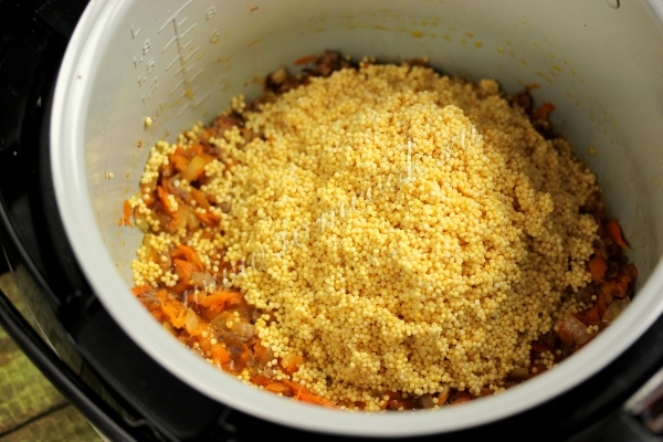 Добавить пшенную крупу