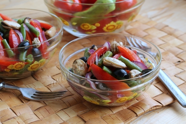 Салат из помидоров и мидий, фото