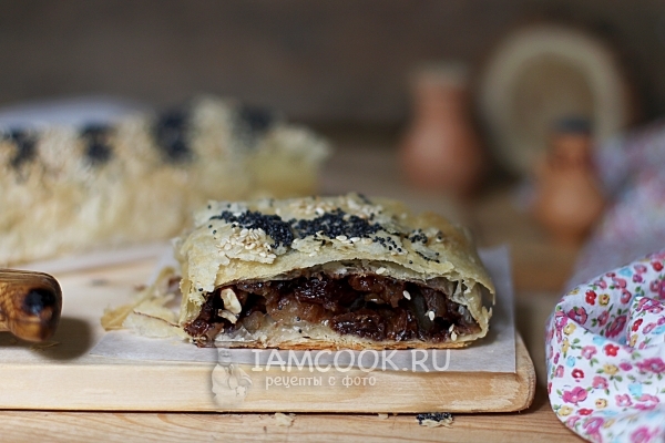 Фото штруделя с яблоками и корицей из слоеного теста