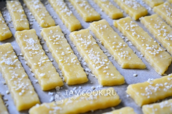 Выложить палочки на противень