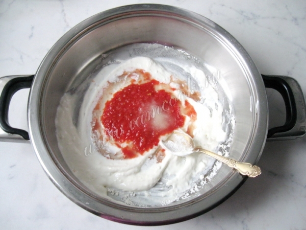 Добавить томатное пюре